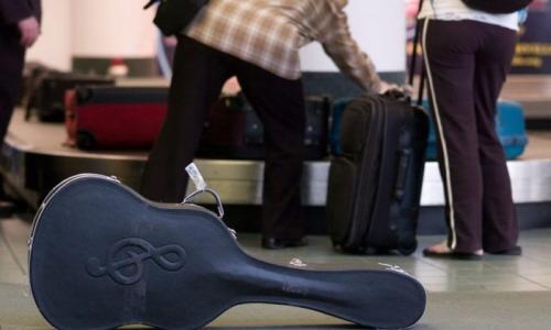 Roqueiros contra Aeroflot: há dois malditos aeroportos no país onde os instrumentos estão sempre quebrados Aeroflot carregando um violão na bagagem de mão